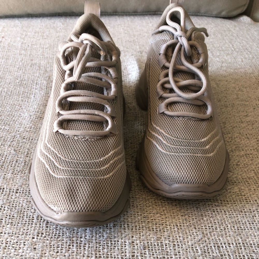 DV DOLCE VITA Starling Sneaker
DV BY DOLCE VITA Size: 5